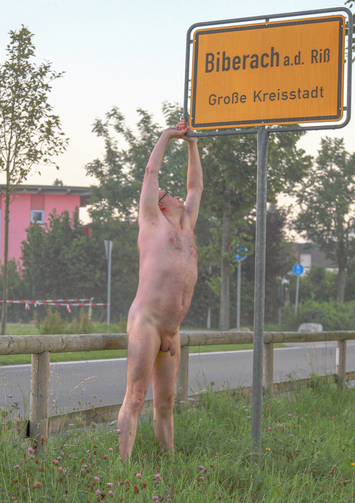 Stark naked man at Biberach town sign
