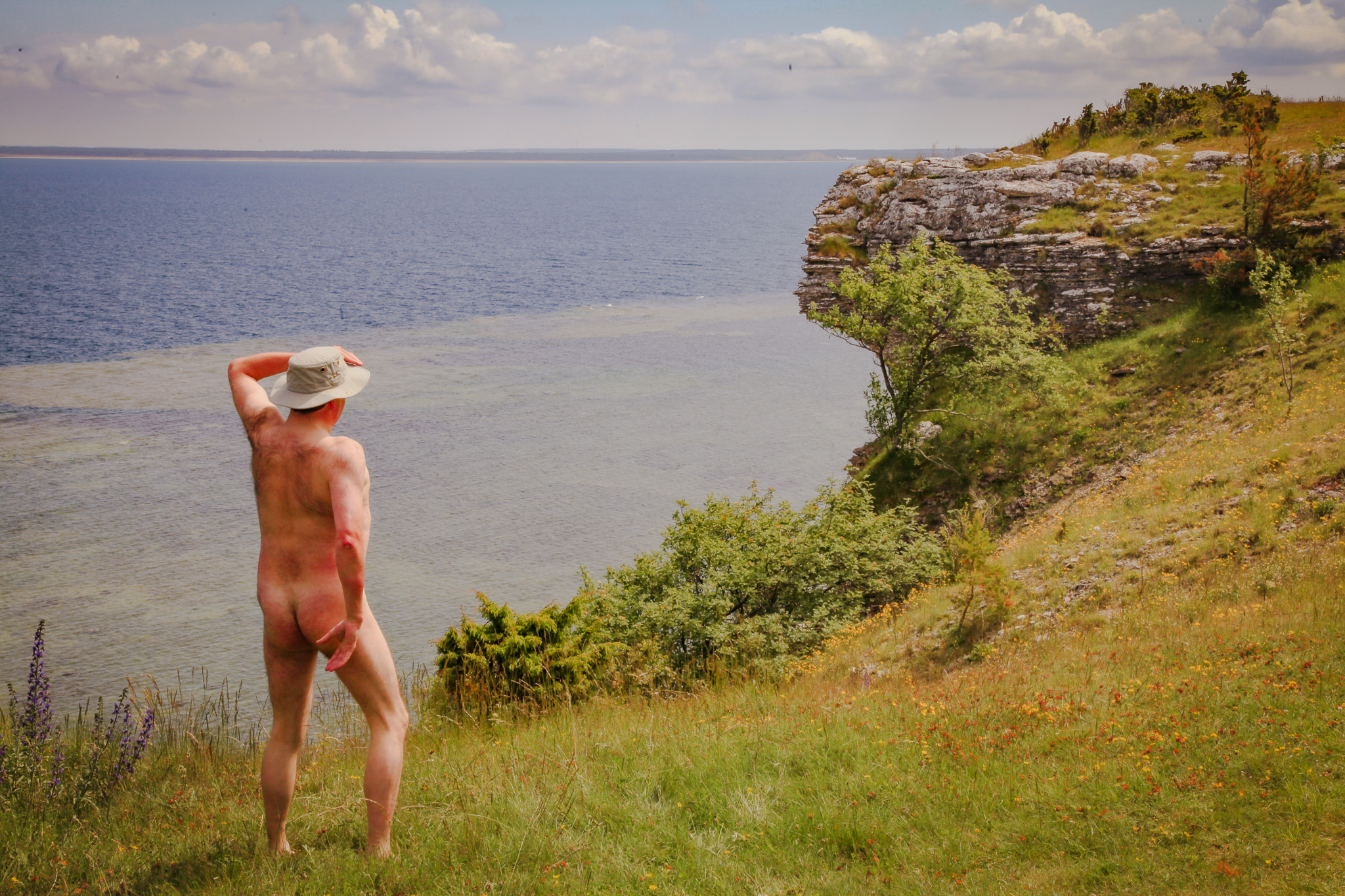 Stark naked man on Gotland showing his buttocks